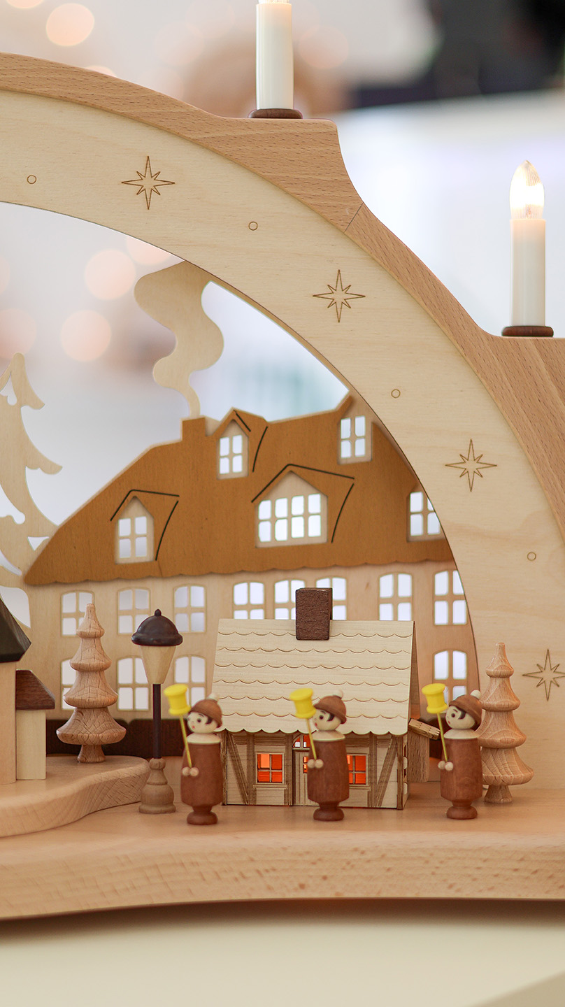 Schwibbogen mit Seiffener Kirche, Häuser und Kurrende - Original Erzgebirge 