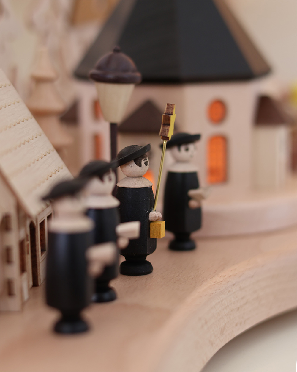 Schwibbogen mit Seiffener Kirche, Häuser und Kurrende - Original Erzgebirge 