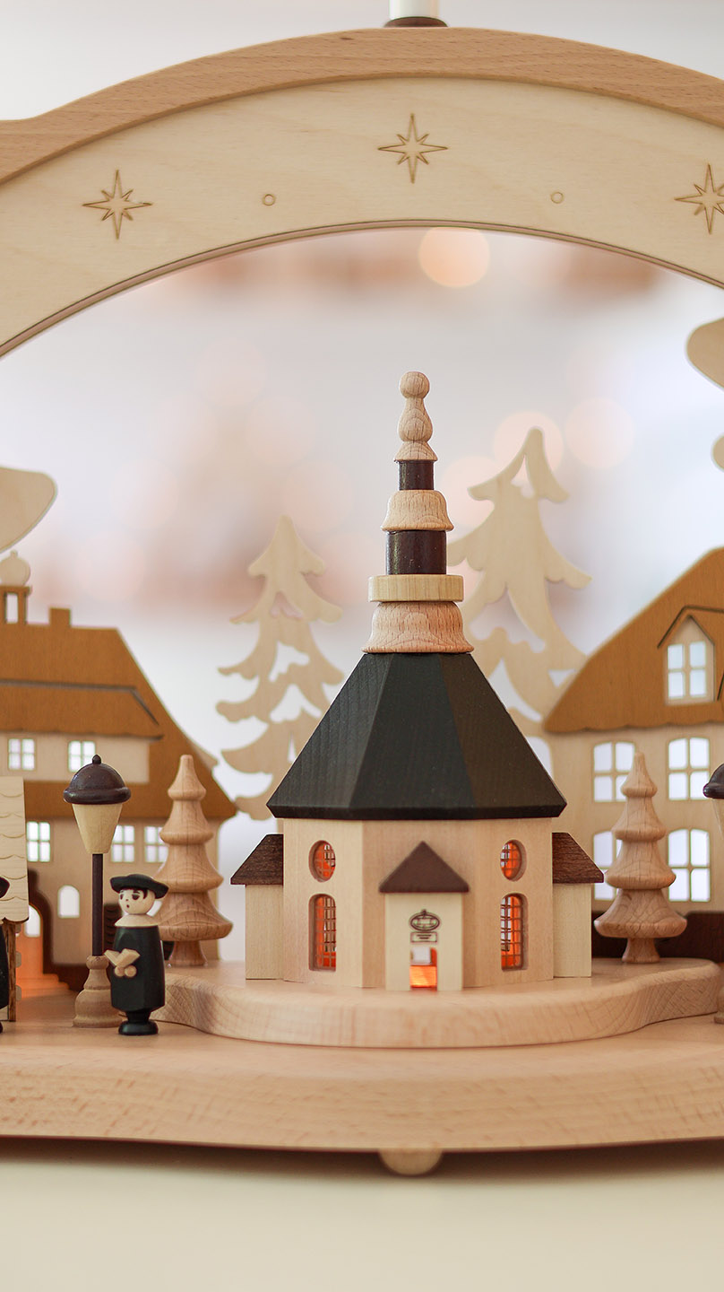 Schwibbogen mit Seiffener Kirche, Häuser und Kurrende - Original Erzgebirge 