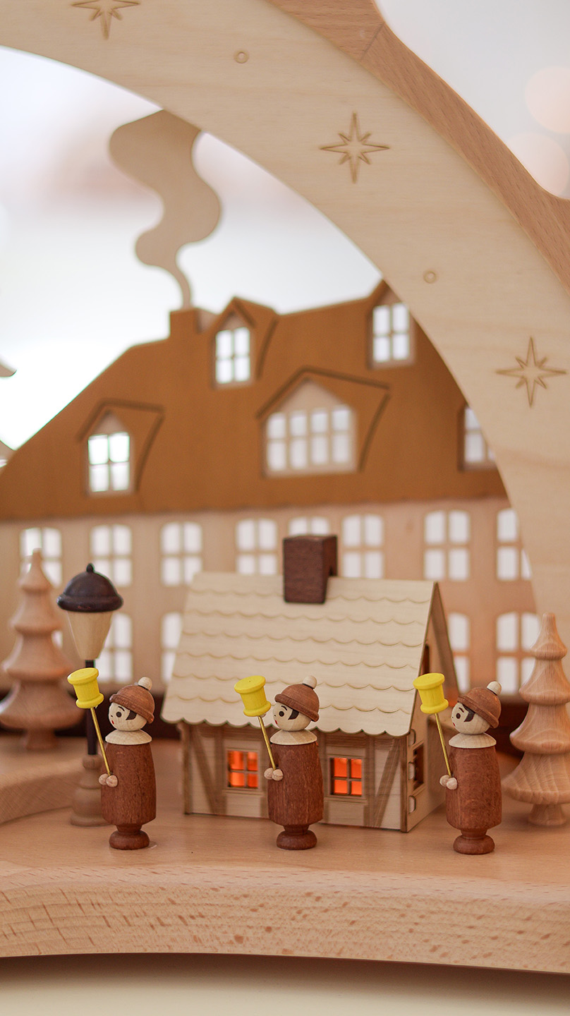 Schwibbogen mit Seiffener Kirche, Häuser und Kurrende - Original Erzgebirge 