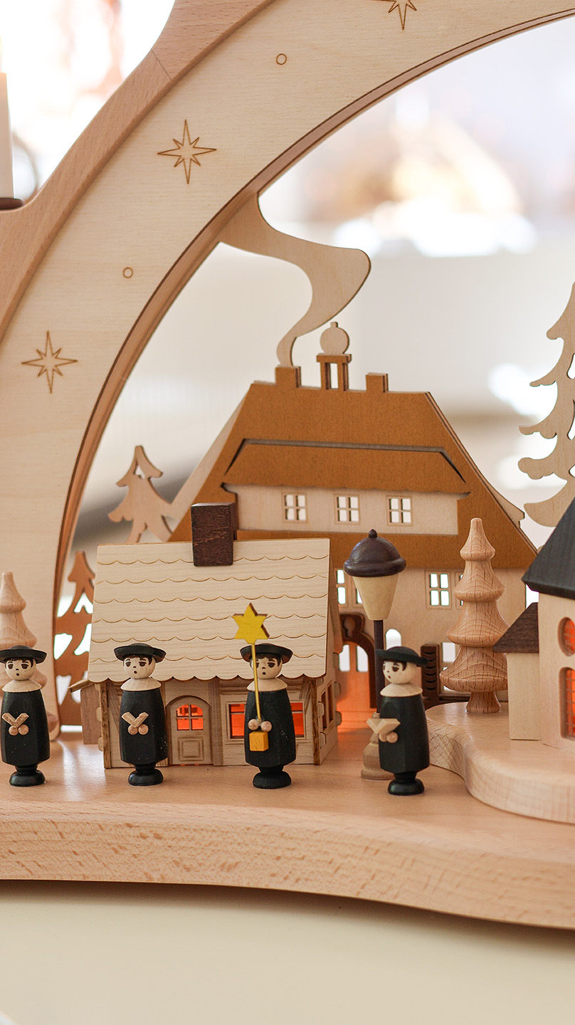 Schwibbogen mit Seiffener Kirche, Häuser und Kurrende - Original Erzgebirge 